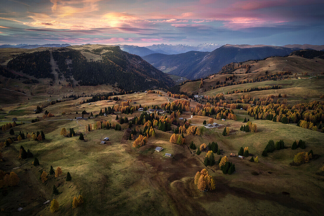 Luftaufnahme eines herbstlichen Sonnenuntergangs auf der Seiser Alm, Südtirol, Italien