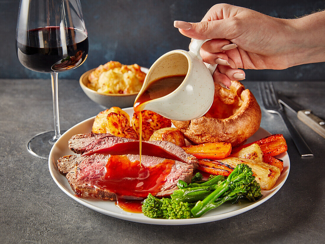 Sunday roast with various side dishes (Great Britain)