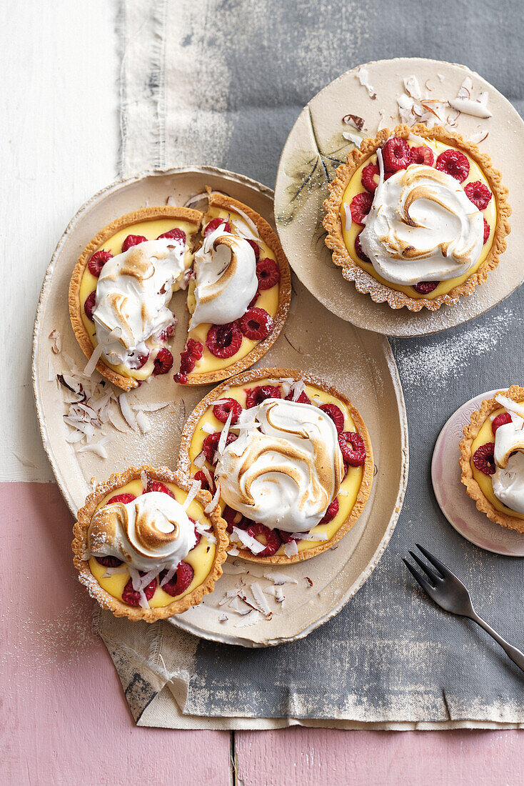 Zitronentörtchen mit Himbeeren, Kokosnuss und Baiser