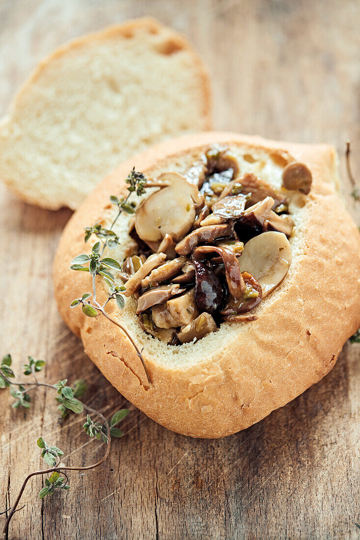 Pilzsuppe im Brötchen