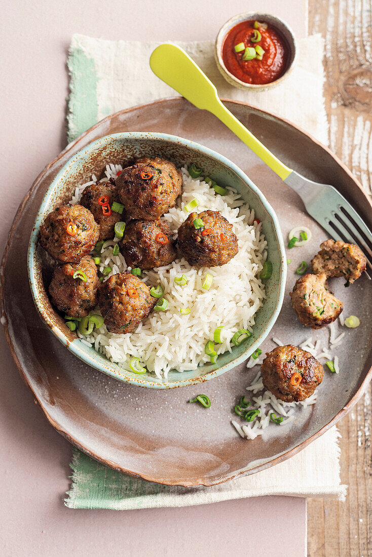 Asiatische Schweinefleischbällchen mit Kokosreis