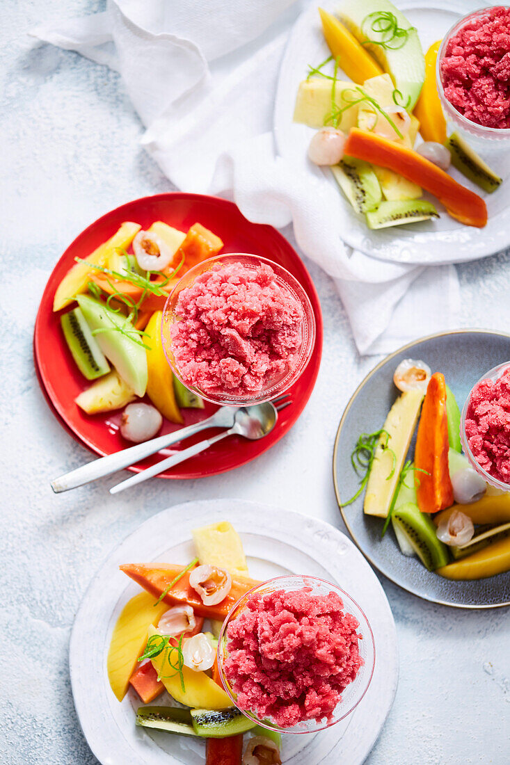 Tropischer Obstsalat mit Litschi-Beeren-Granita