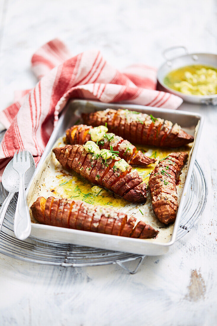 Gewürzte Ofen-Süßkartoffeln mit geschlagener Schnittlauchbutter