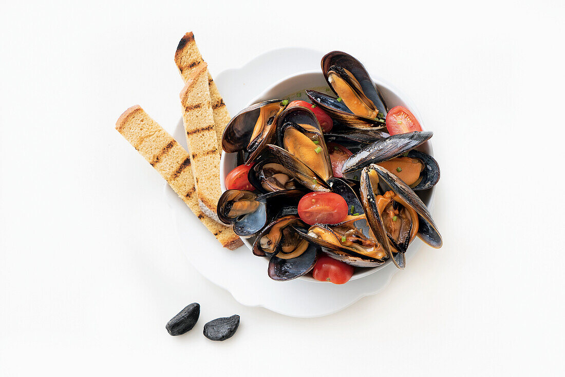 Sautéed mussels with black garlic