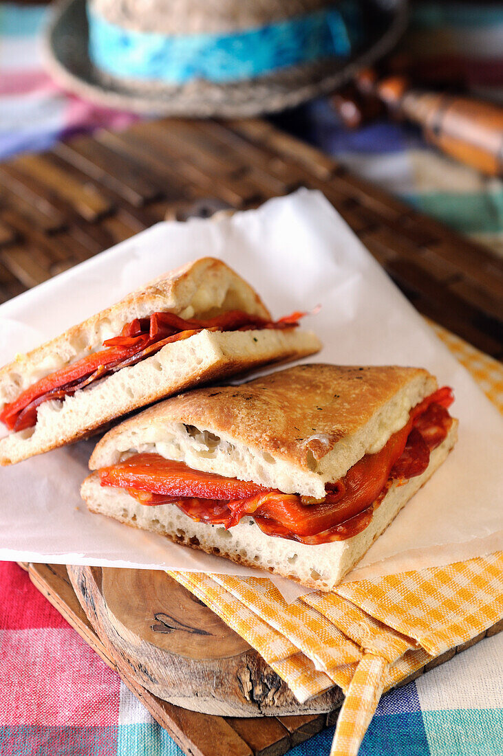 Focaccia-Sandwich mit gerösteter roter Paprika
