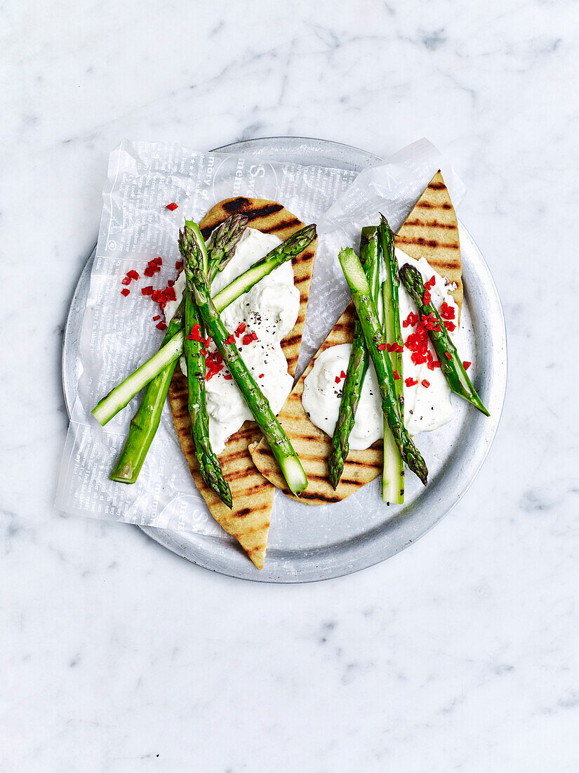 Piadina with tzatziki and grilled asparagus