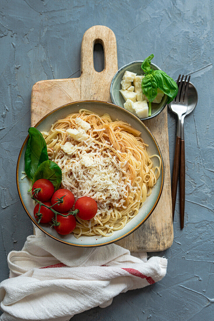 Spaghetti mit Käse, Tomaten und Basilikum