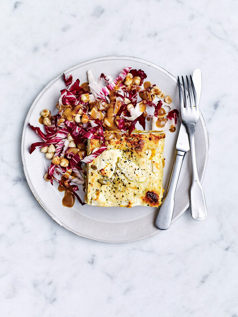 Kürbis-Ziegenkäse-Lasagne mit Radicchio-Haselnuss-Salat