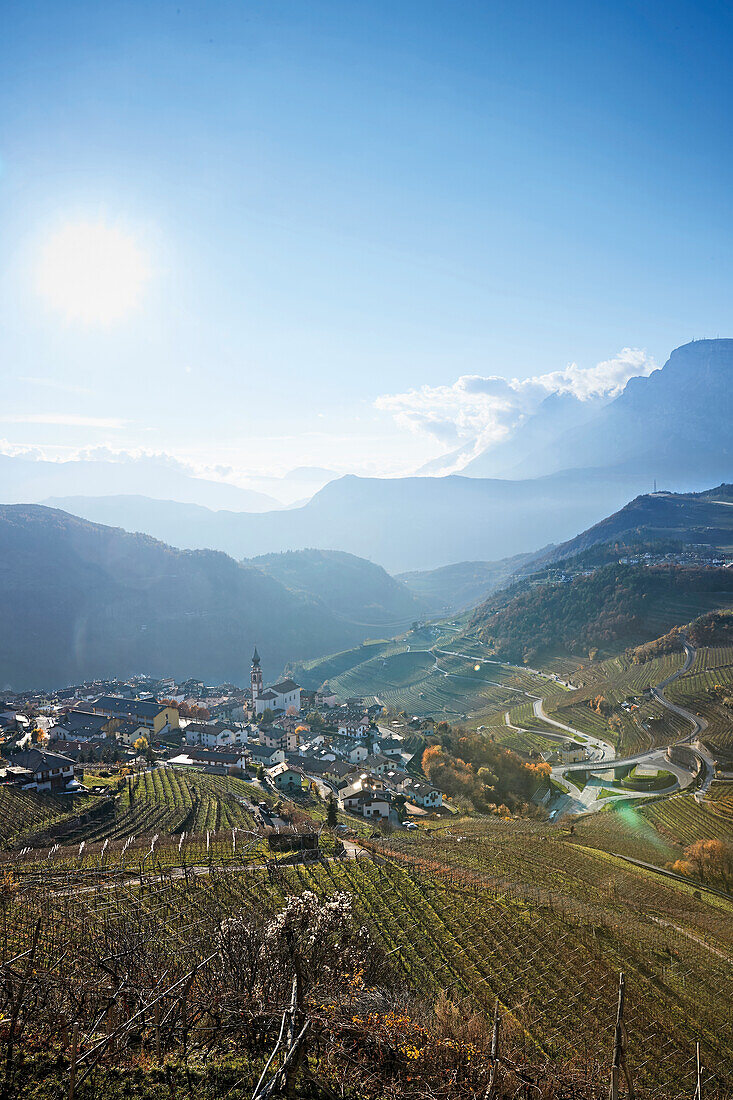 Blick auf die Weinberge und Palu di Giovo, Trient, Italien