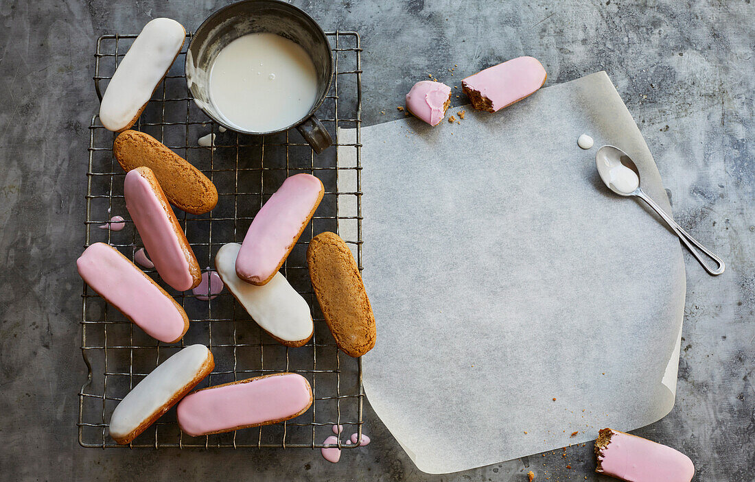 Honig-Zuckerglasur in Rosa und Weiß