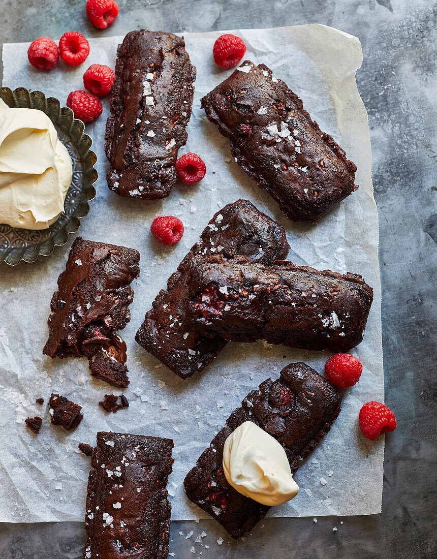 Gesalzene Schokoladen-Brownies mit Himbeeren