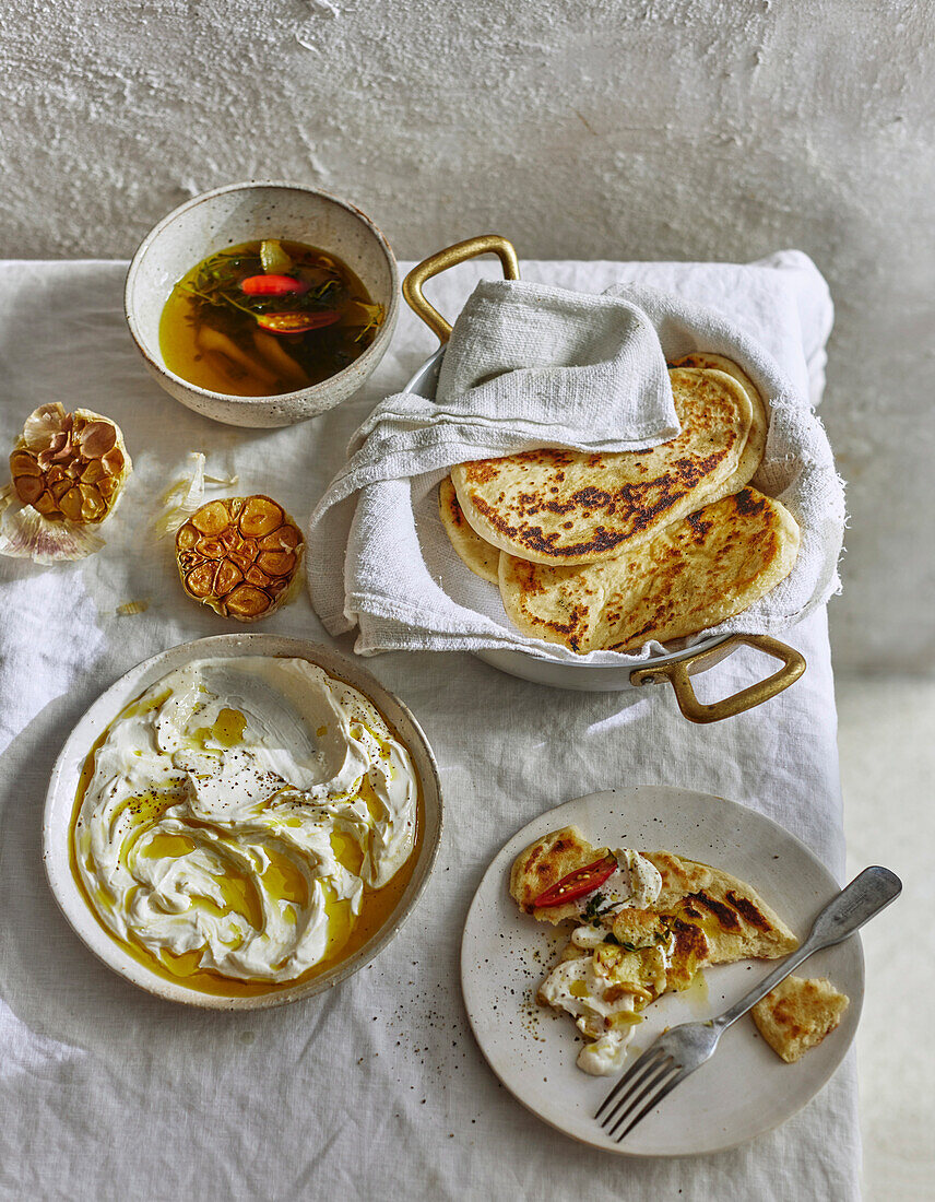 Gegrillte Ziegenquark-Fladenbrote mit Zitronen-Chili-Öl