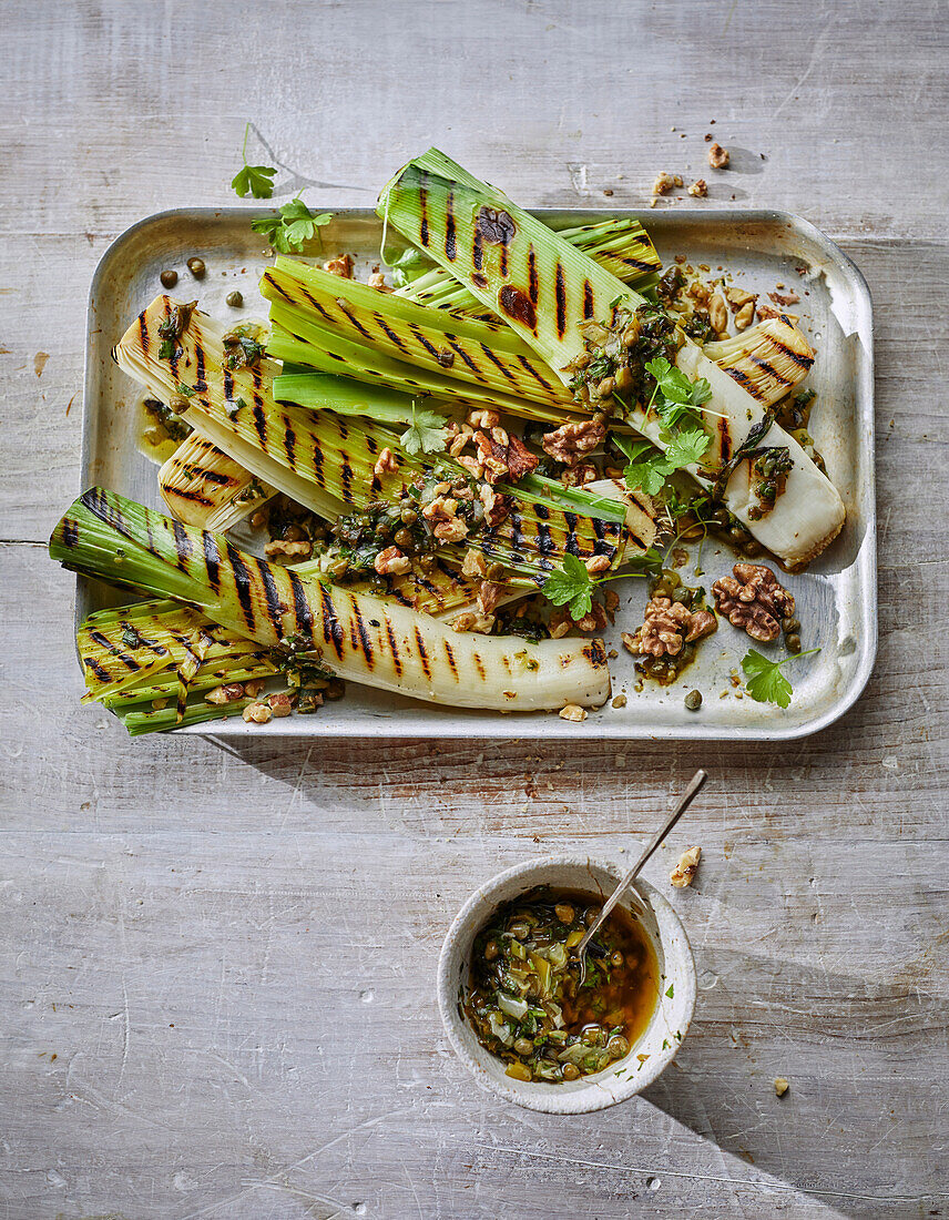 Gegrillter Lauch mit süßer Zwiebel-Kapern-Vinaigrette