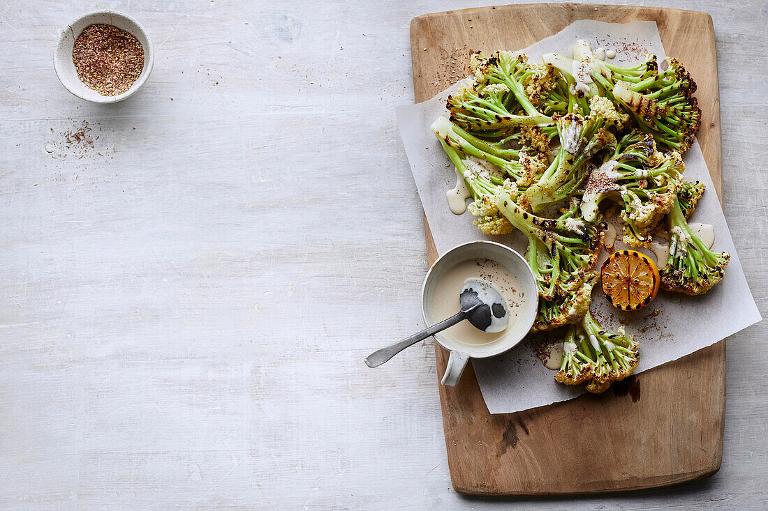 Gegrillter Blumenkohl und Saltbush Za'atar