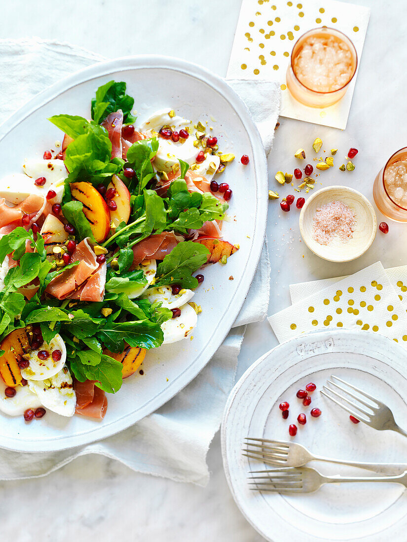 Gegrillter Nektarinen-Prosciutto-Salat mit Pistazien und Granatapfel