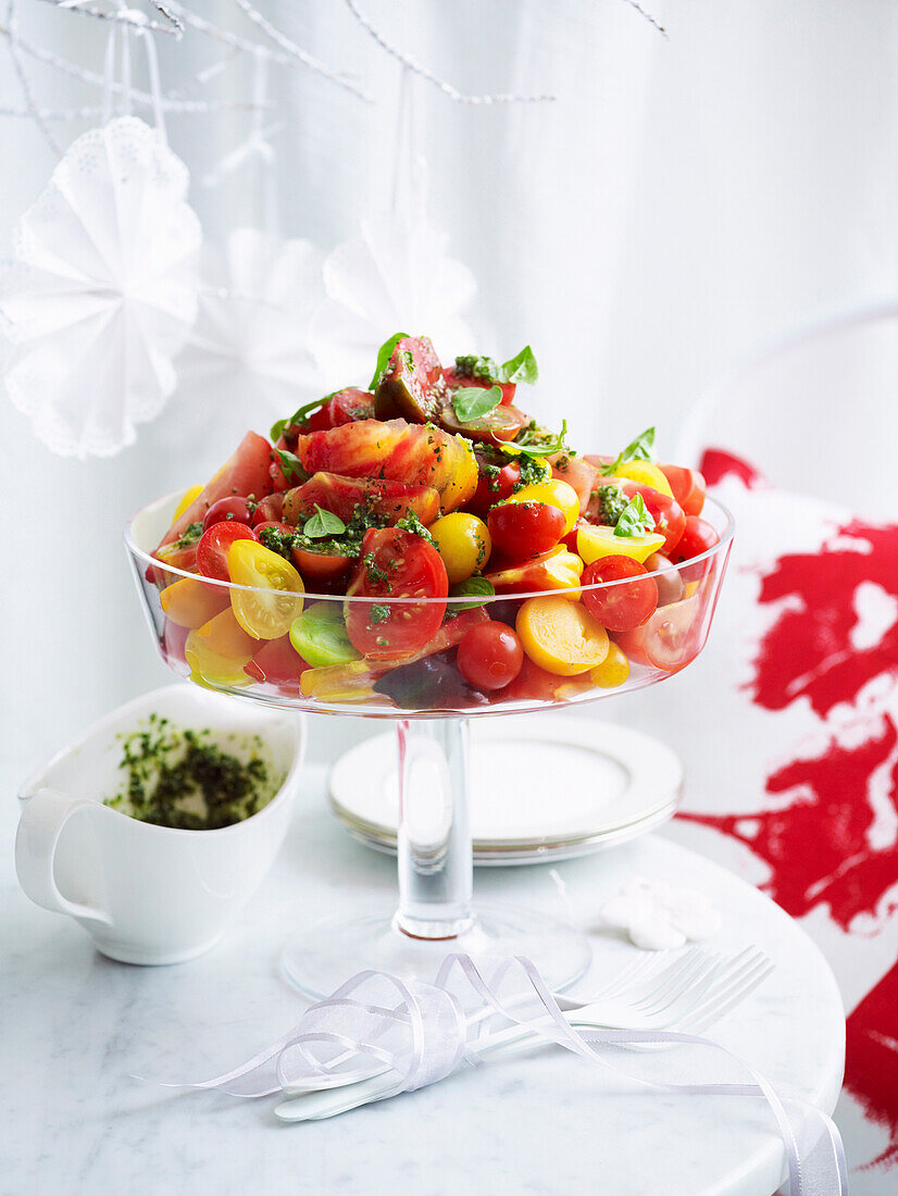 Tomaten-Basilikum-Salat mit Pinienkernen