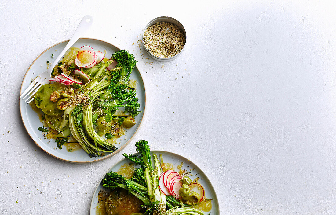 Grüner Salat mit Radieschen und Zitronenvinaigrette