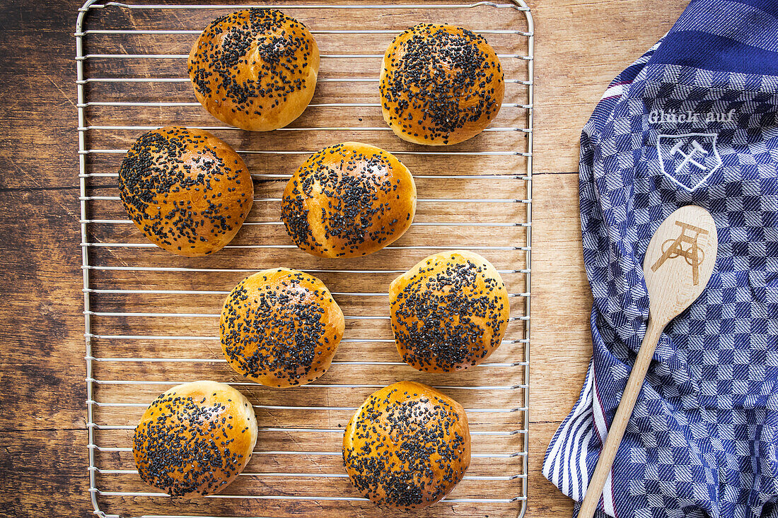 Burger Buns mit schwarzem Sesam