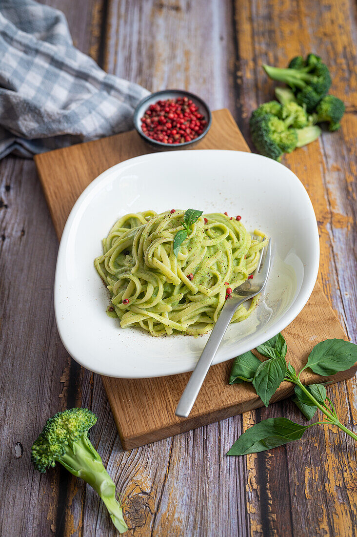 Pasta with broccoli sauce