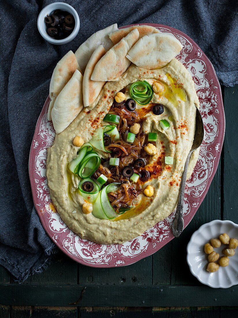 Mediterraner Hummus mit karamellisierten Zwiebeln und Pita