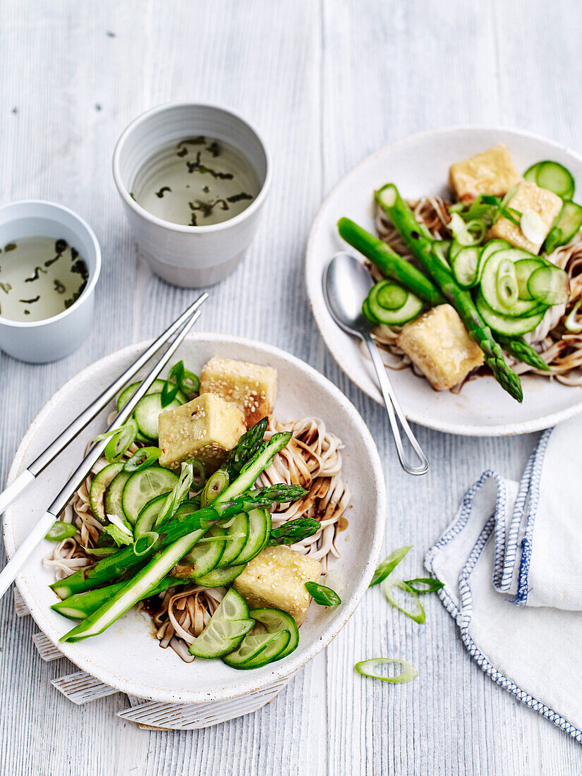 Würziger Tofu mit Soba-Nudeln und grünem Gemüse
