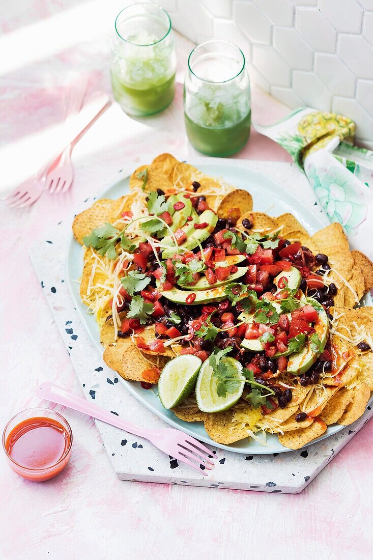 Scharfe Nachos mit Avocado und Limette