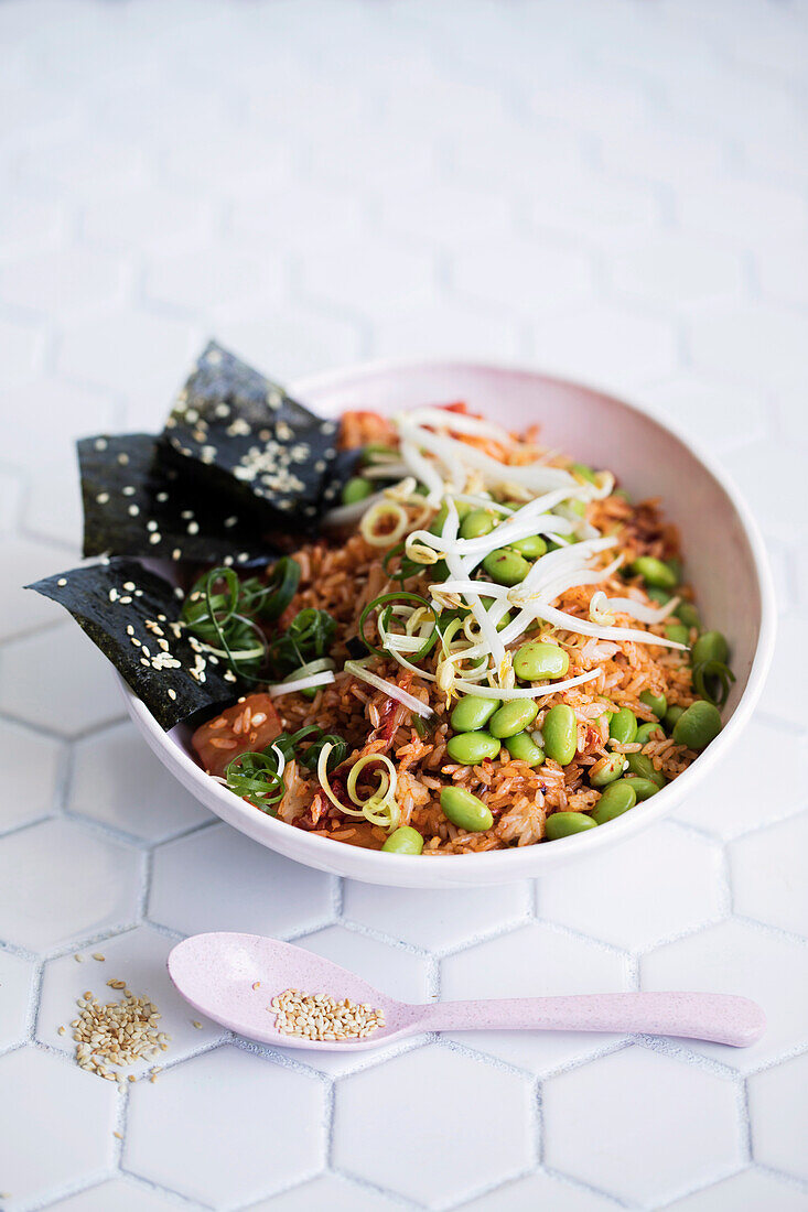 Gebratener Reis mit Kimchi, Algen und Edamame