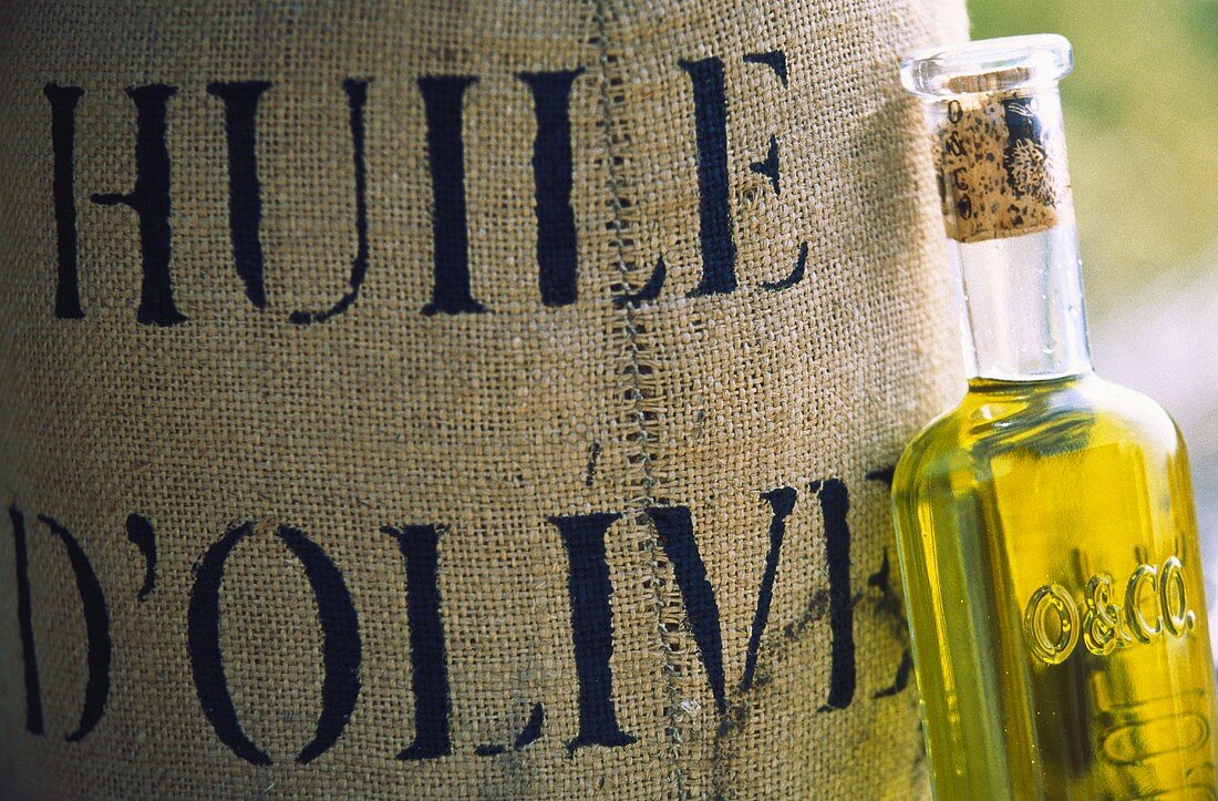 Sack mit Oliven & eine Flasche Olivenöl