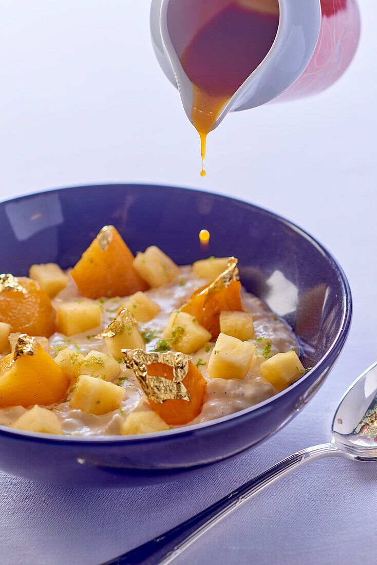 Milchreis mit Ananas, Gewürzen und Blattgold