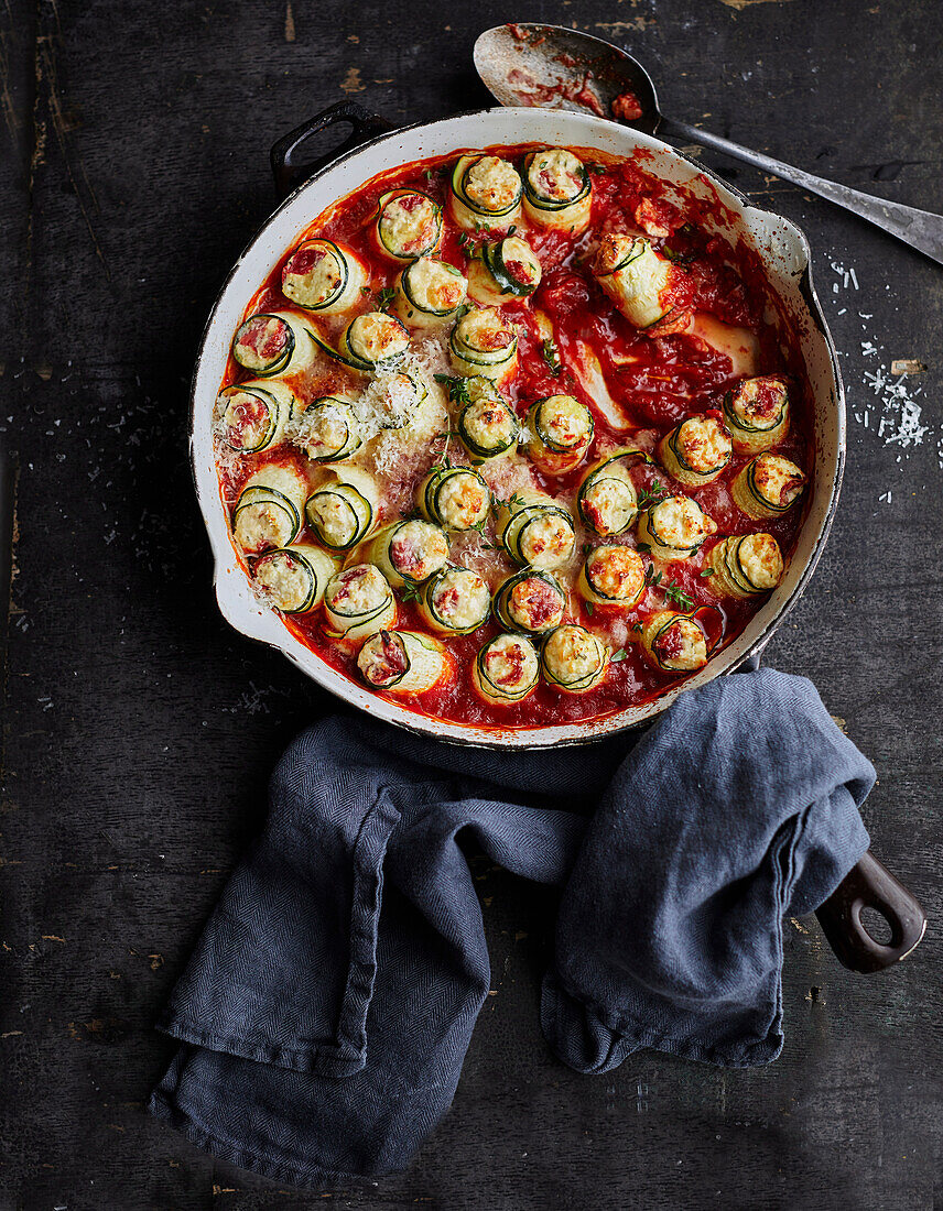 Zucchini-Involtini mit Kräuter-Ricotta in Tomatensauce