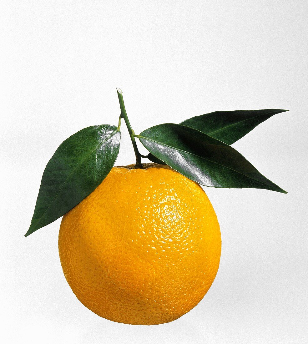 Eine Orange mit Blättern