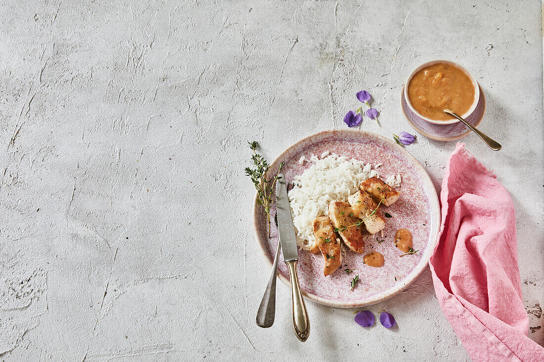 Hähnchenfilet mit Rhabarberchutney und Reis