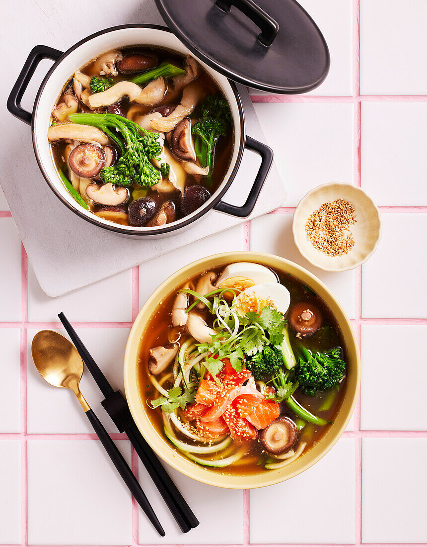 Pilz-Bowl und Nudel-Bowl mit Lachs und Zucchini