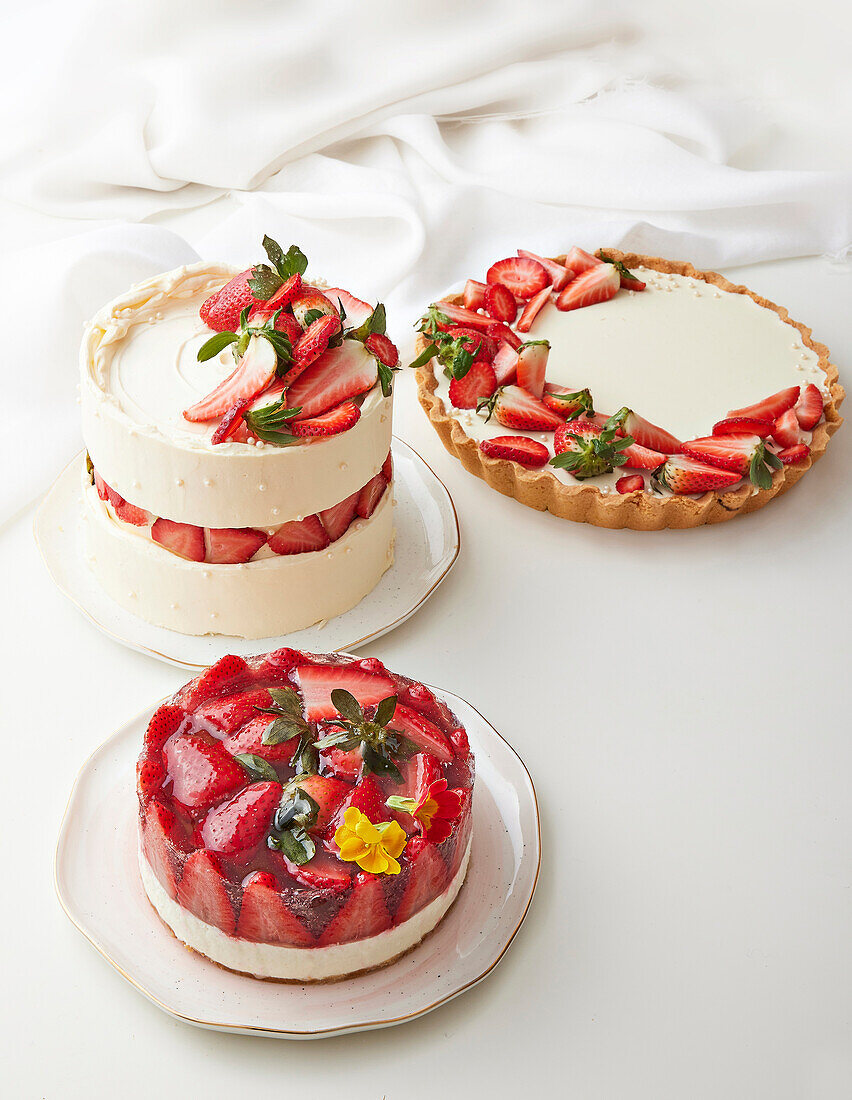 Drip Cake mit Buttercreme und Erdbeeren, Erdbeertarte, Erdbeer-Käsekuchen