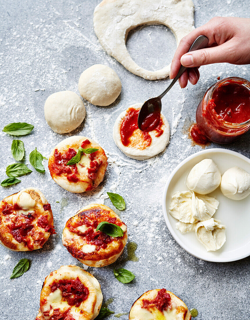 Deep-dish mini pizzas