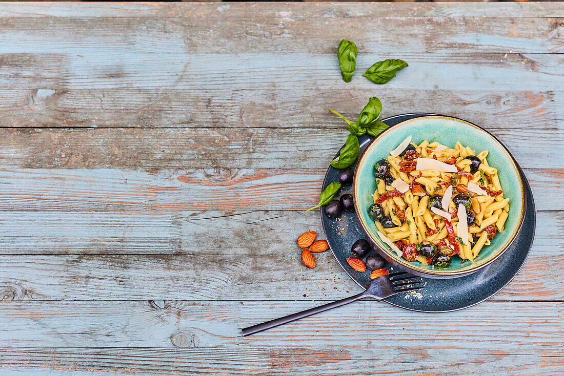 Pasta salad with sun-dried tomatoes, olives and almonds
