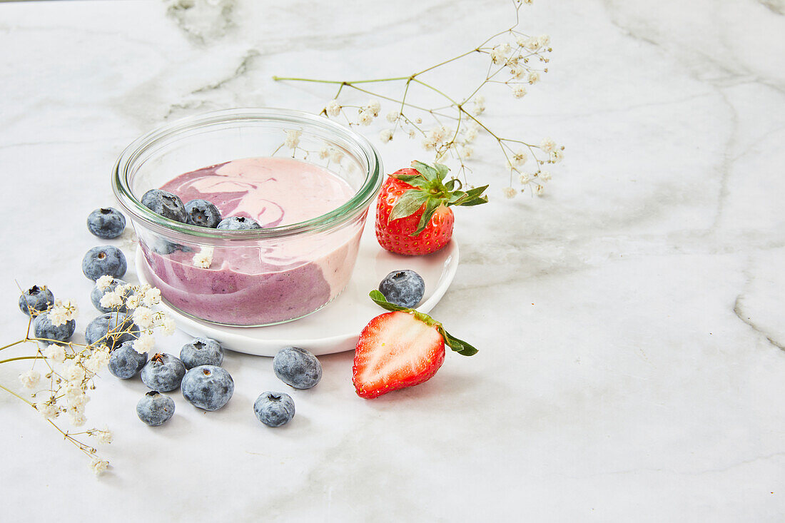 Two-colored smoothie bowl