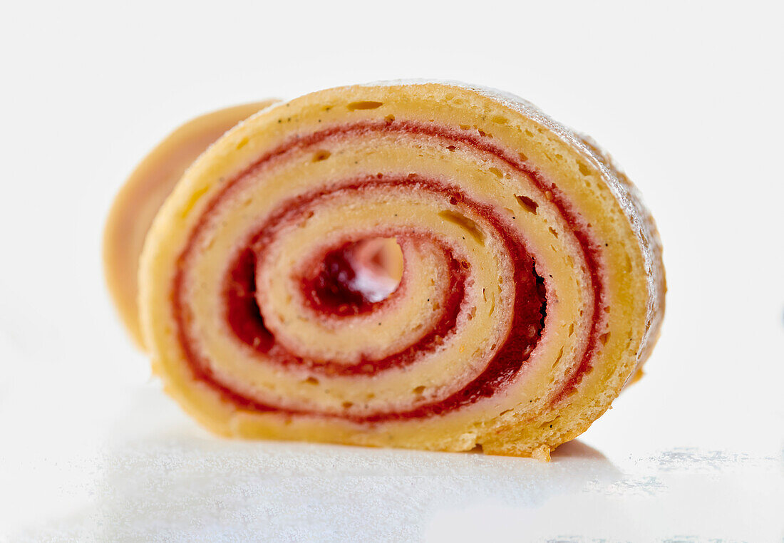 Biskuitroulade mit Marmeladenfüllung