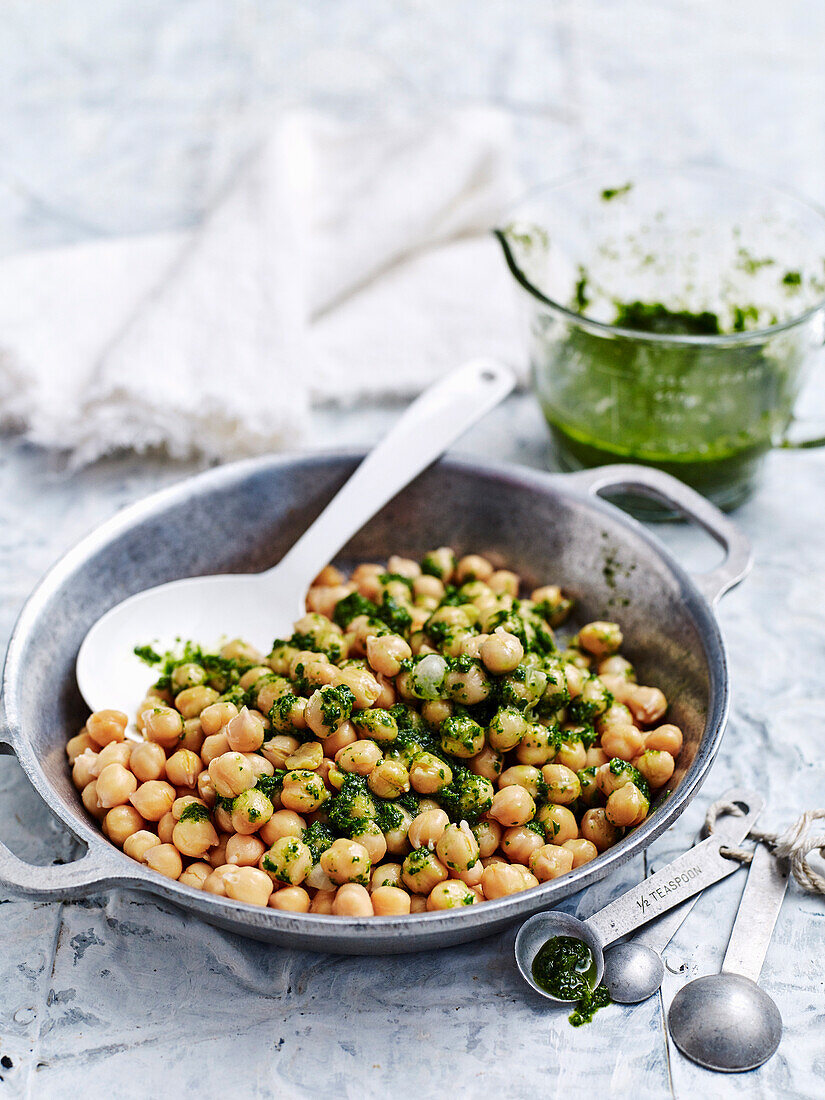 Bowl chickpeas with pesto