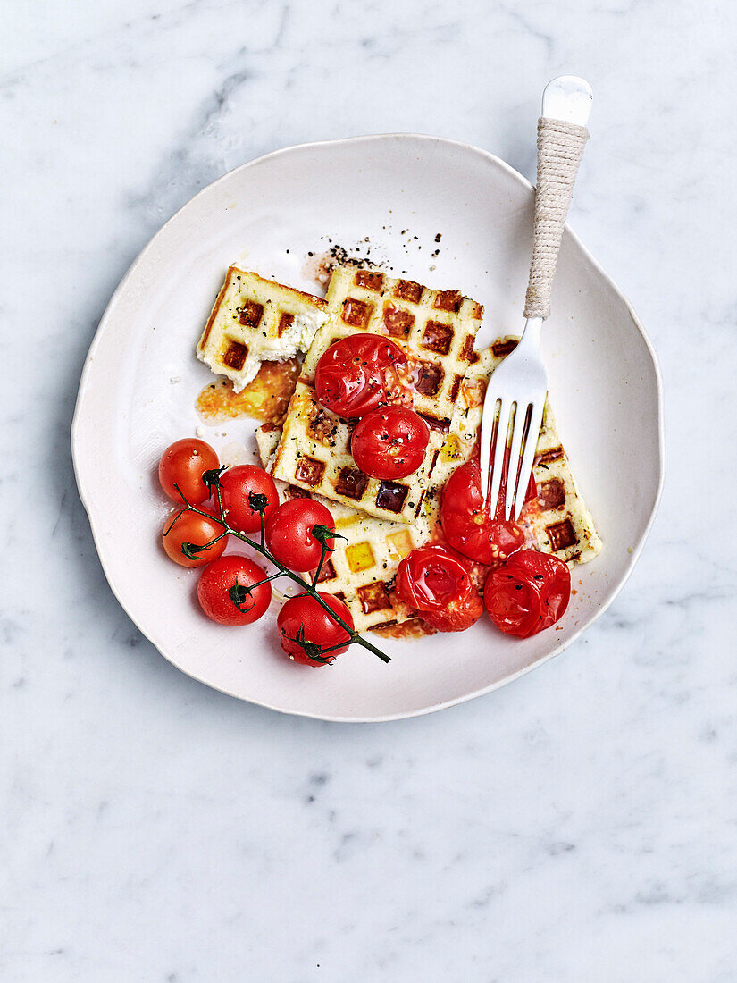 Paneer-Waffeln mit smashed Tomaten