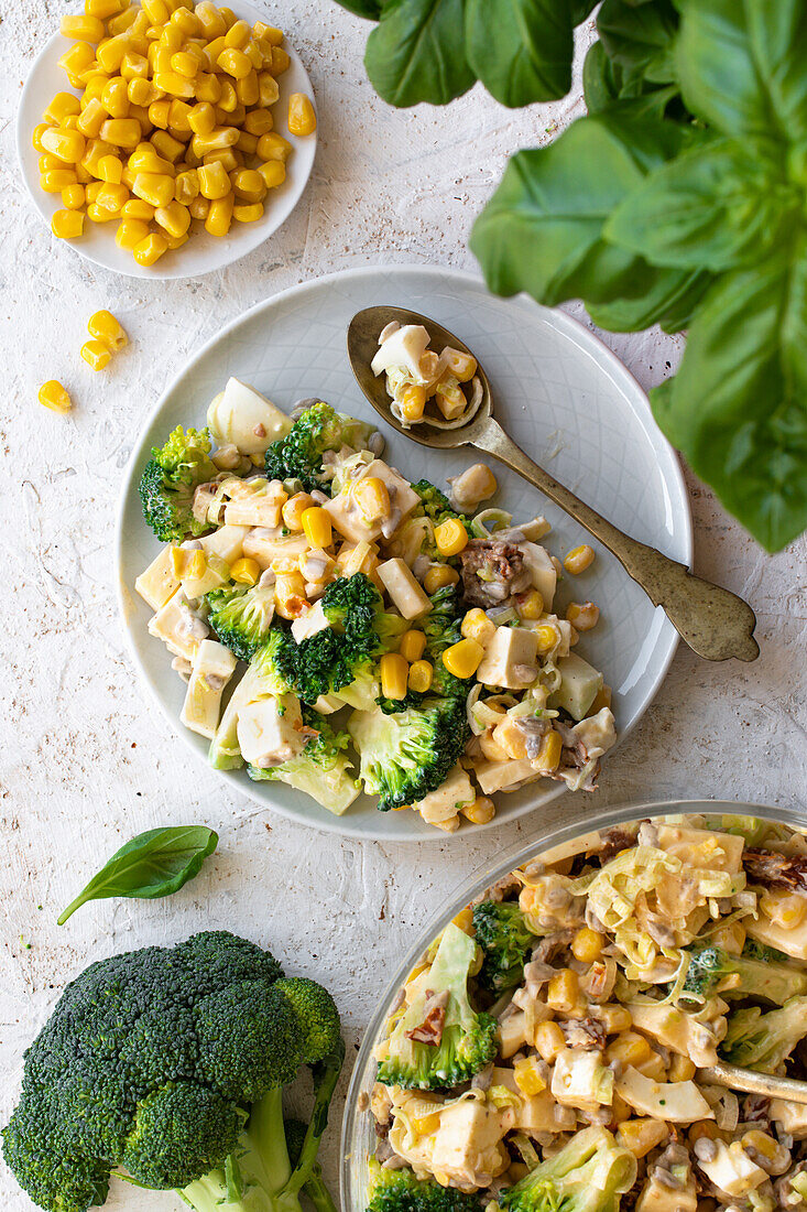 Brokkolisalat mit Mais, Mozzarella und Eiern