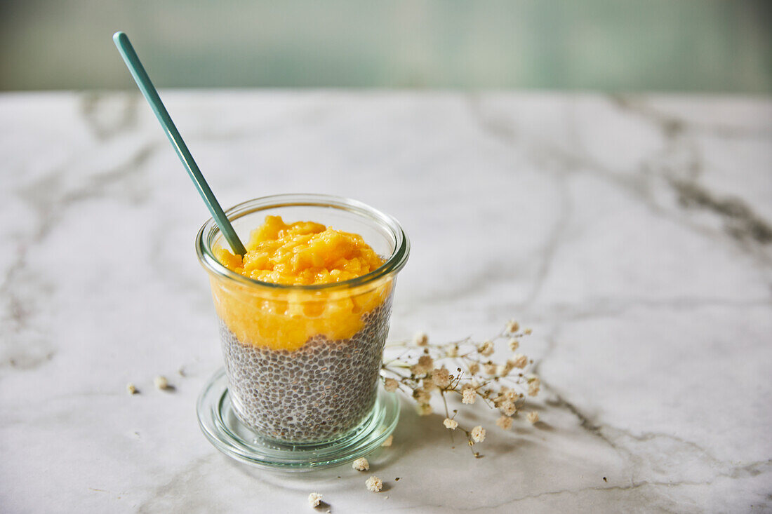 Low Carb Overnight Bowl mit Chia und Mango