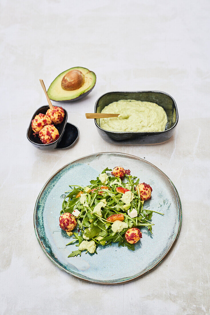 Rocket salad with oranges, low carb cheese balls and avocado dip