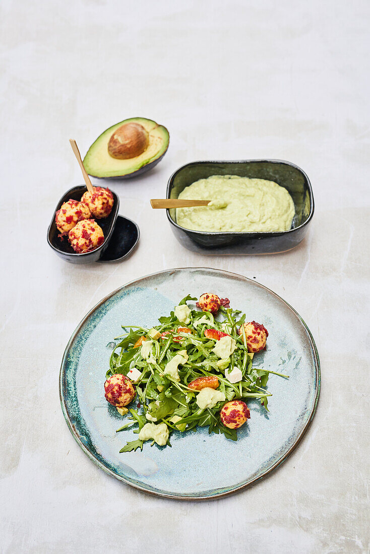 Rucolasalat mit Orangen, Low Carb Käsebällchen und Avocadodip