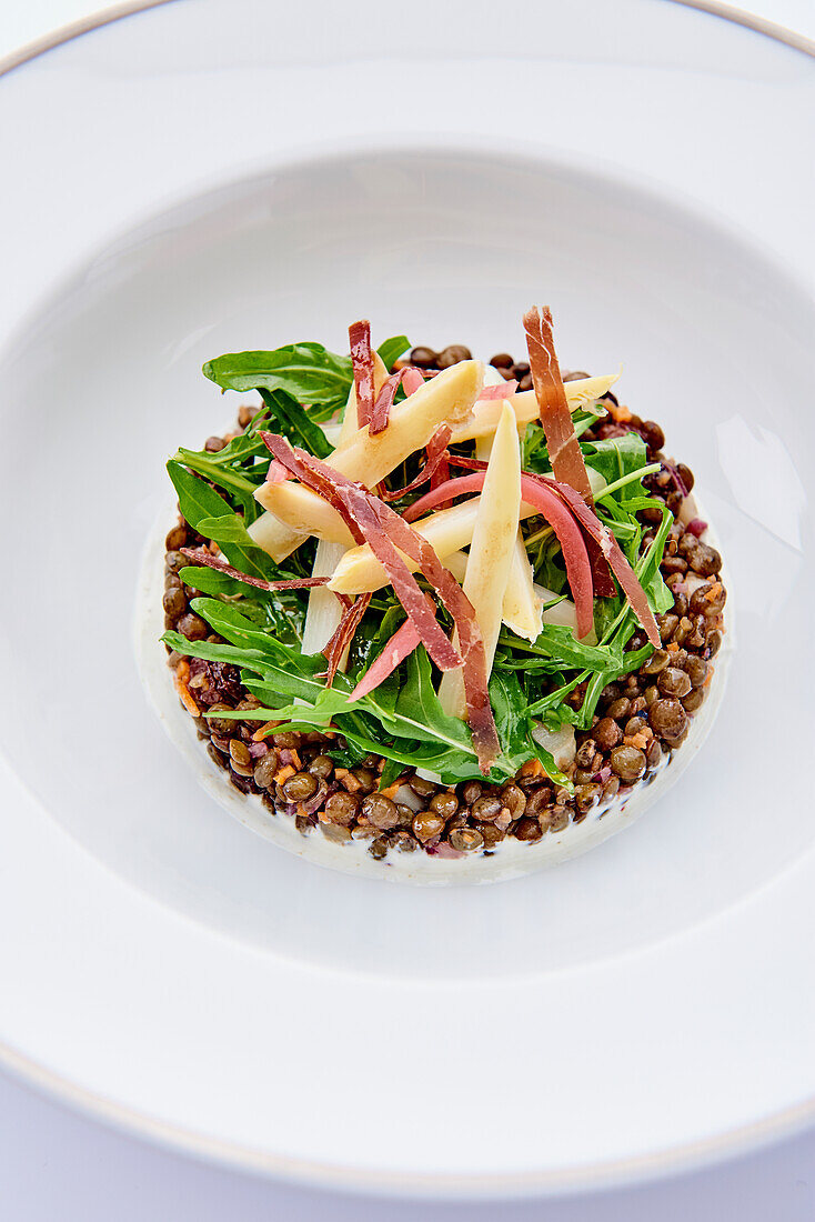 Lentils with rocket, dried beef strips and white asparagus