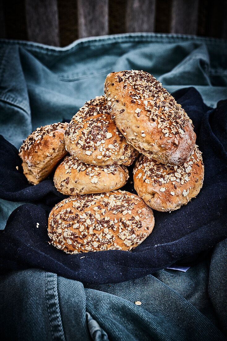 Bread rolls with oats