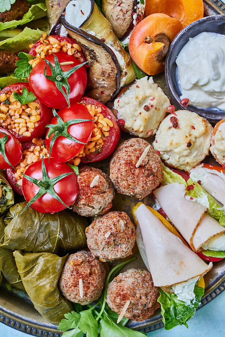 Mixed platter with meatballs, stuffed vine leaves, tomatoes