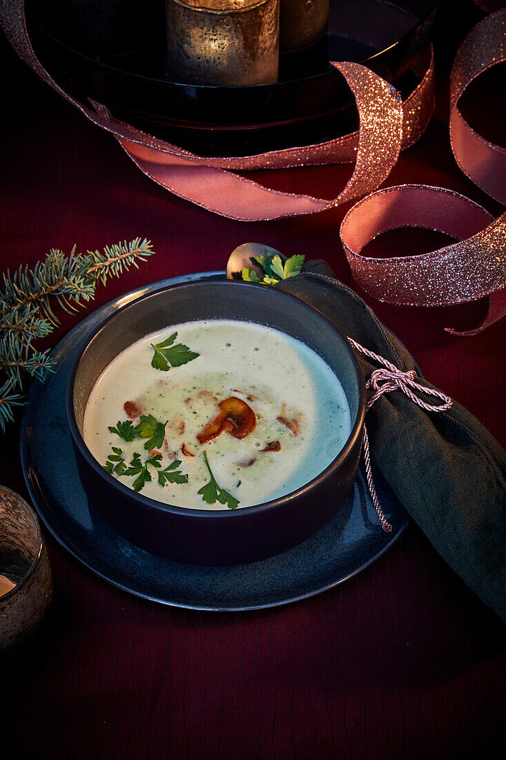 Parsley soup with fried mushrooms