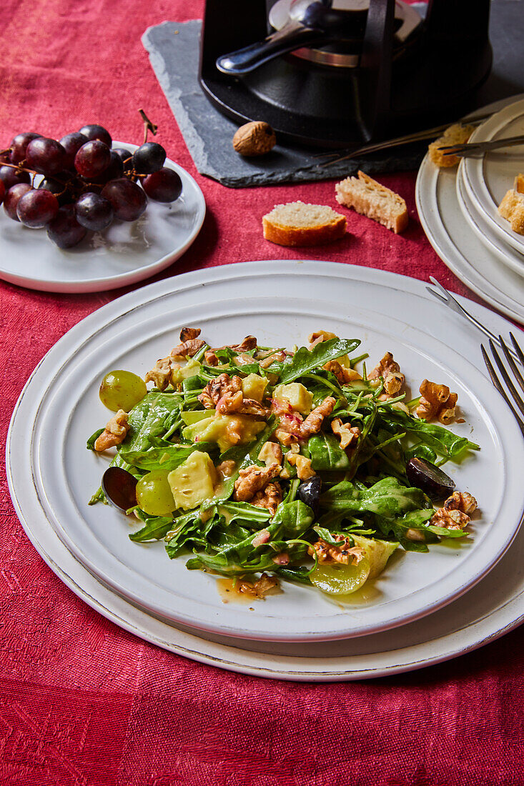 Rucolasalat mit Avocado und Trauben