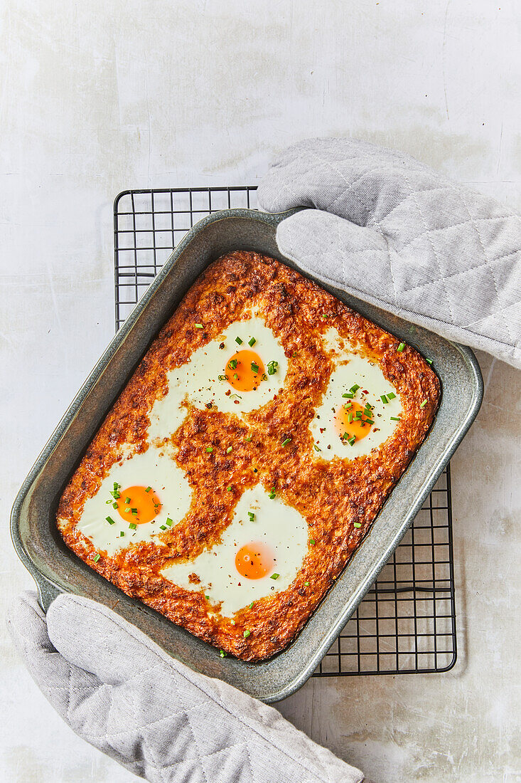 Rösti casserole with fried eggs